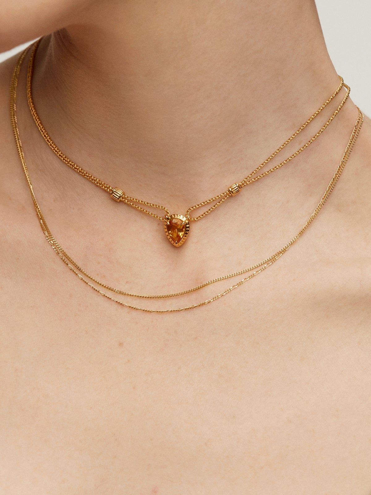 Cadena fina de eslabones fígaro de oro amarillo de 9K