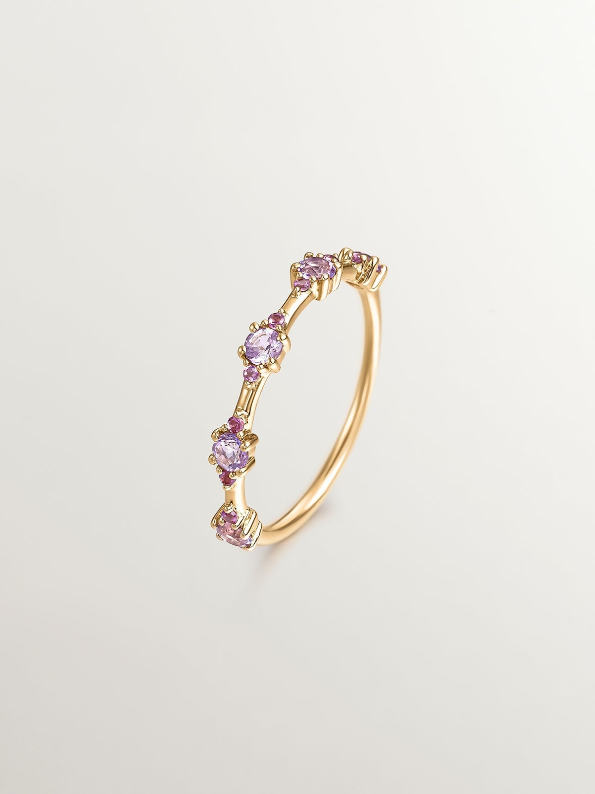 Anillo tresillo de plata 925 bañada en oro amarillo de 18K con amatistas moradas y rodolitas rosas