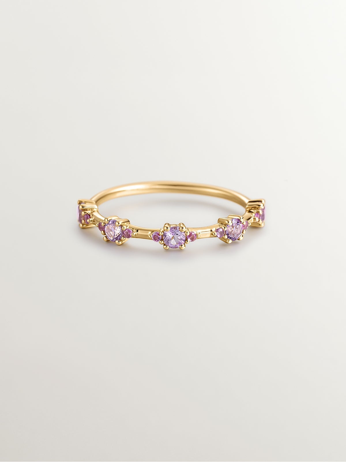 Anillo tresillo de plata 925 bañada en oro amarillo de 18K con amatistas moradas y rodolitas rosas