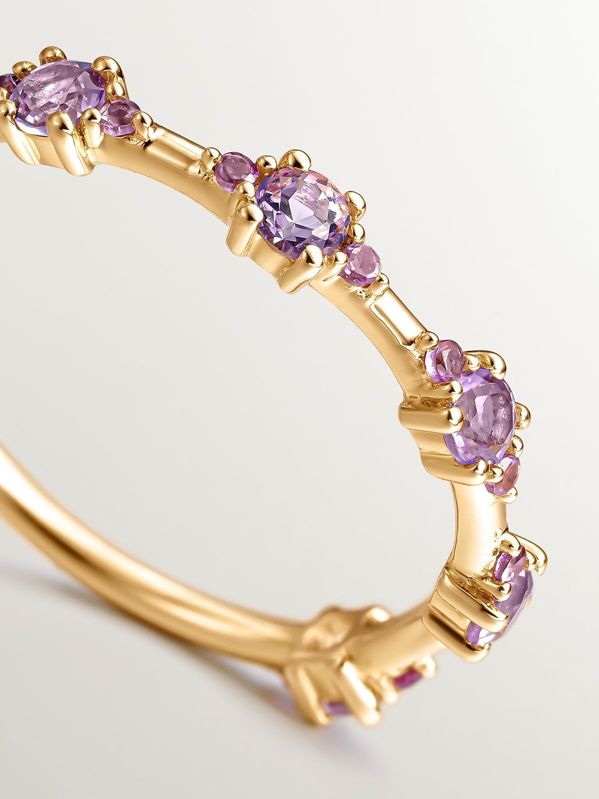 Anillo tresillo de plata 925 bañada en oro amarillo de 18K con amatistas moradas y rodolitas rosas