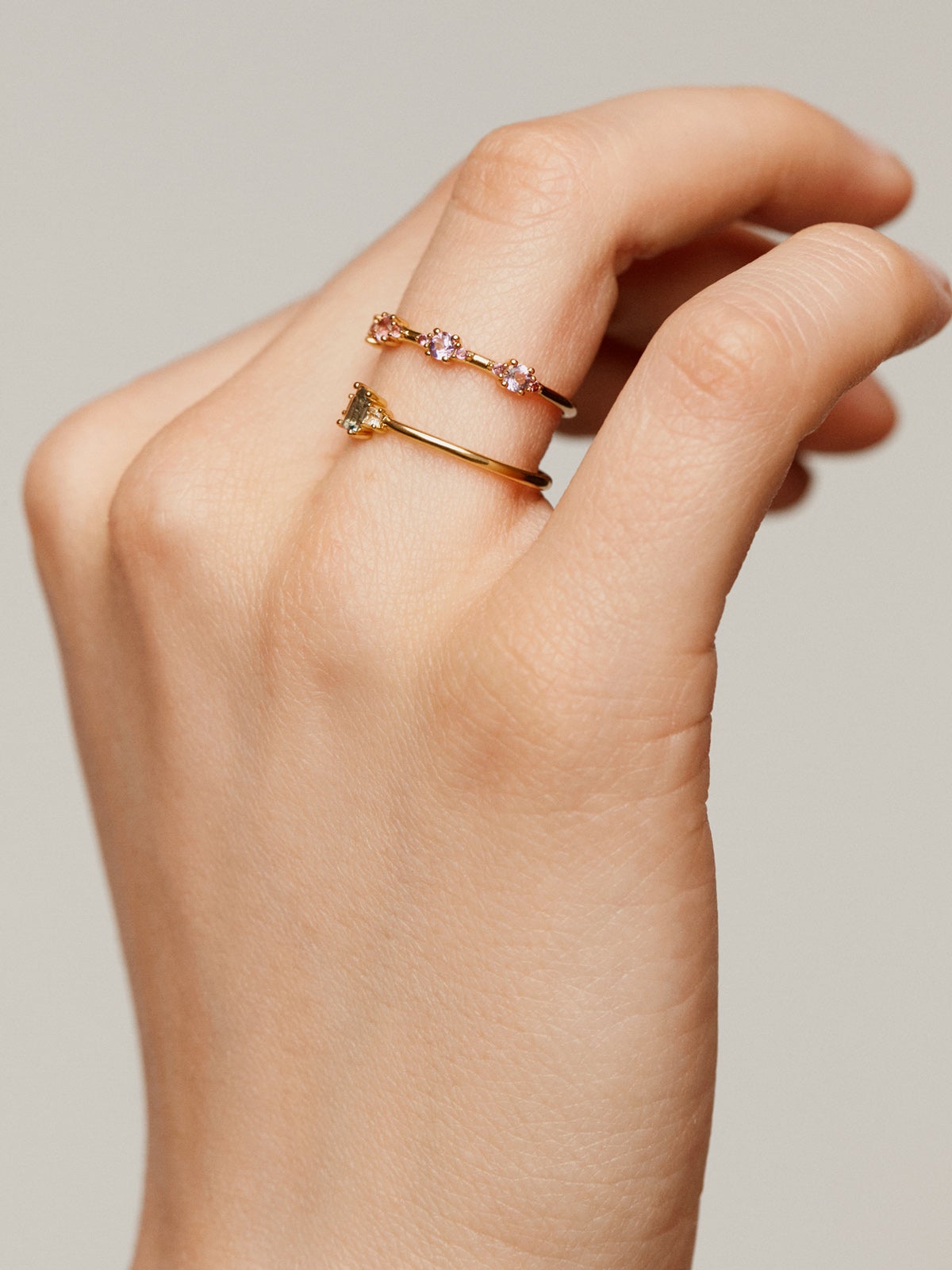 Anillo tresillo de plata 925 bañada en oro amarillo de 18K con amatistas moradas y rodolitas rosas