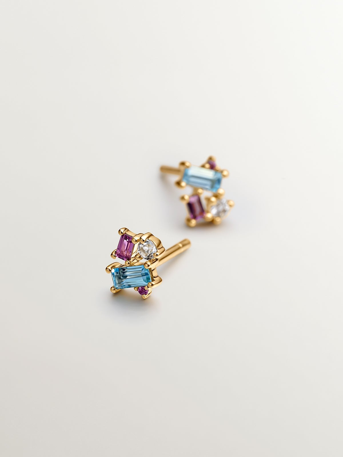 Pendiente individual de plata 925 bañada en oro amarillo de 18K con topacio azul london y blanco y rodolita rosa