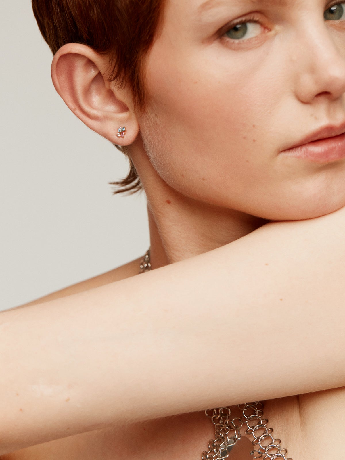 Pendiente individual de plata 925 bañada en oro amarillo de 18K con topacio azul london y blanco y rodolita rosa