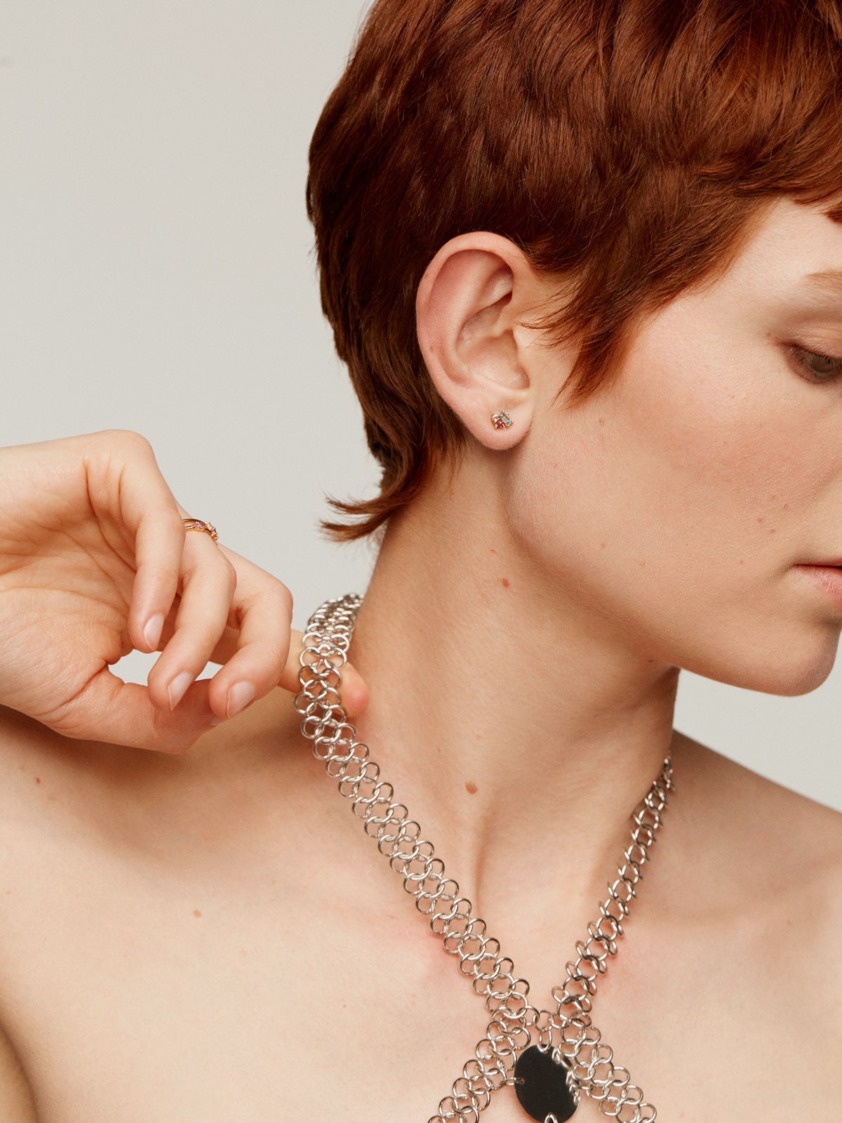 Pendiente individual de plata 925 bañada en oro amarillo de 18K con topacio azul london y blanco y rodolita rosa