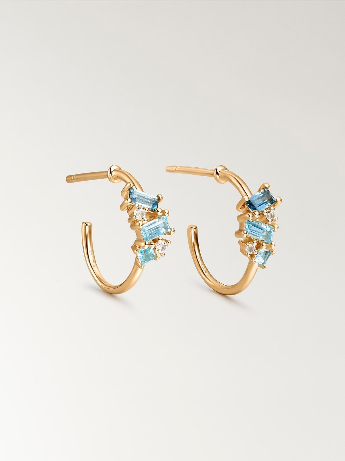 Pendientes de aro pequeños de plata 925 bañada en oro amarillo de 18K con topacios azules y blancos