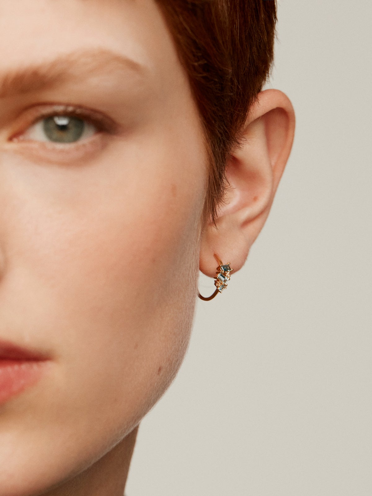 Pendientes de aro pequeños de plata 925 bañada en oro amarillo de 18K con topacios azules y blancos