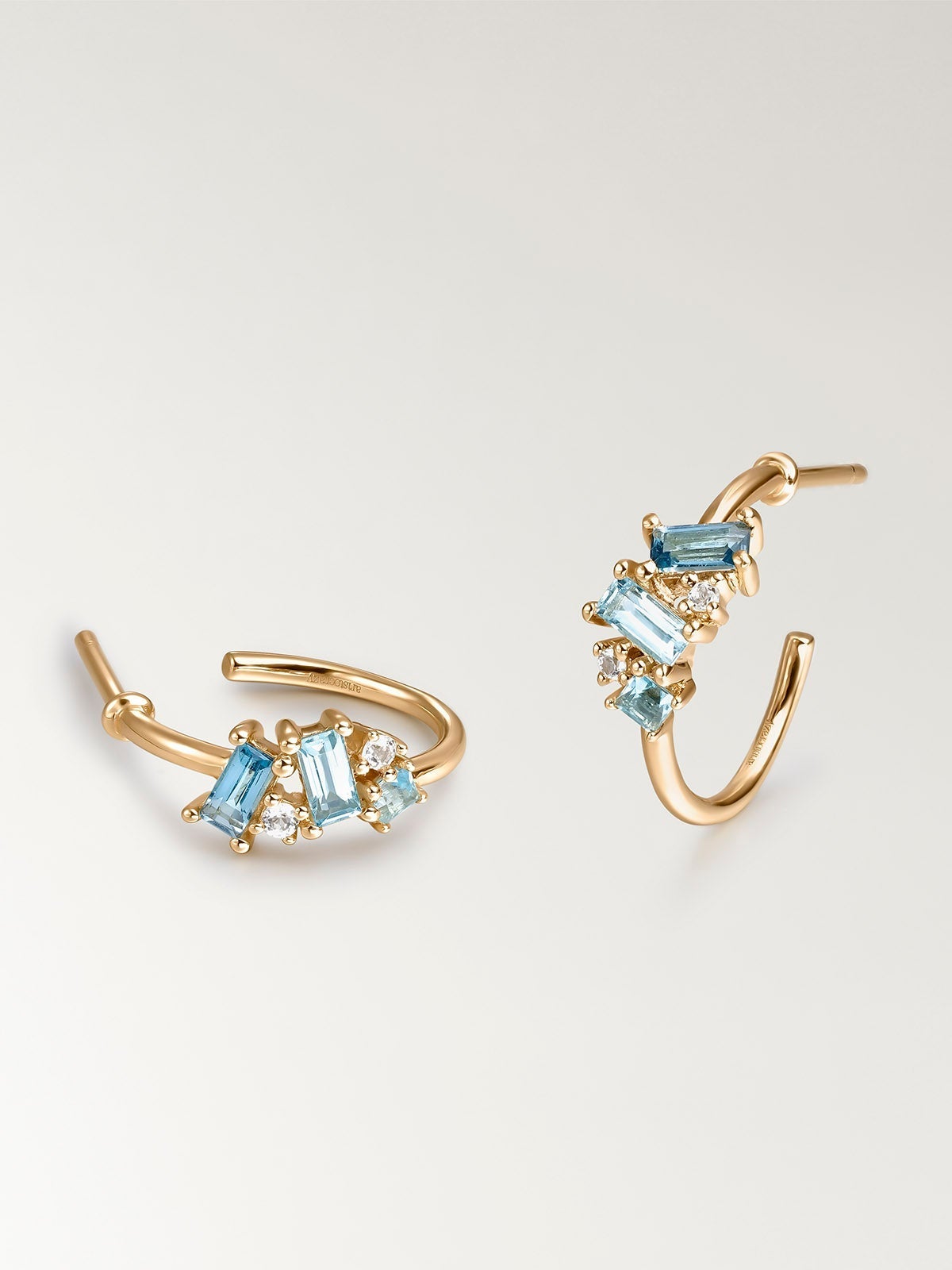 Pendientes de aro pequeños de plata 925 bañada en oro amarillo de 18K con topacios azules y blancos