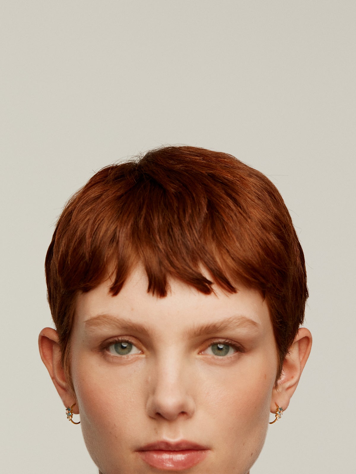 Pendientes de aro pequeños de plata 925 bañada en oro amarillo de 18K con topacios azules y blancos