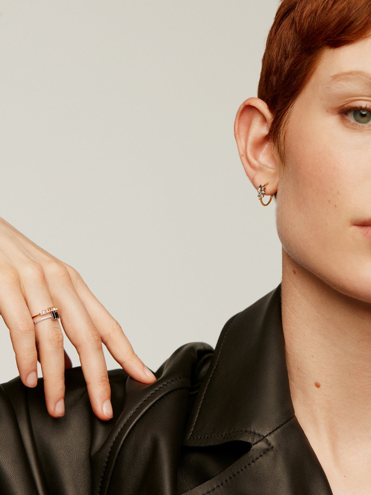 Pendientes de aro pequeños de plata 925 bañada en oro amarillo de 18K con topacios azules y blancos