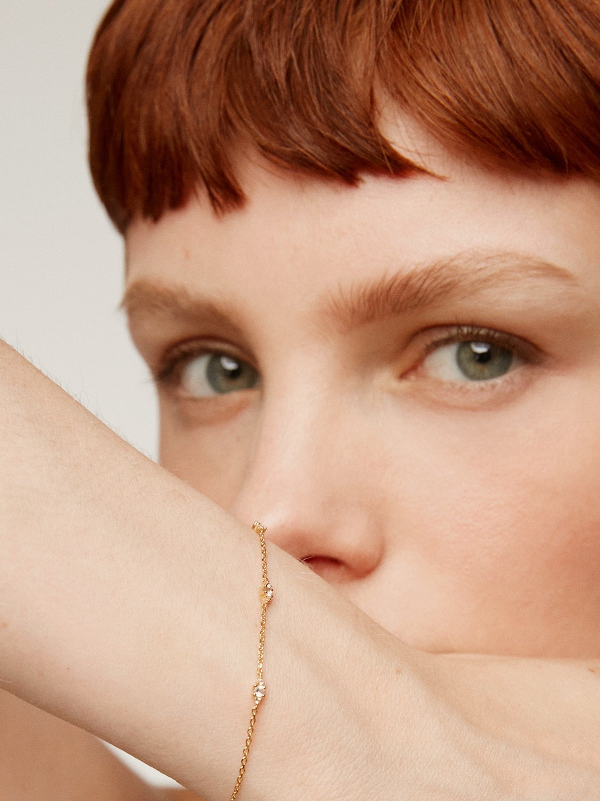 Pulsera de plata 925 bañada en oro amarillo de 18K con topacios azul swiss y blanco