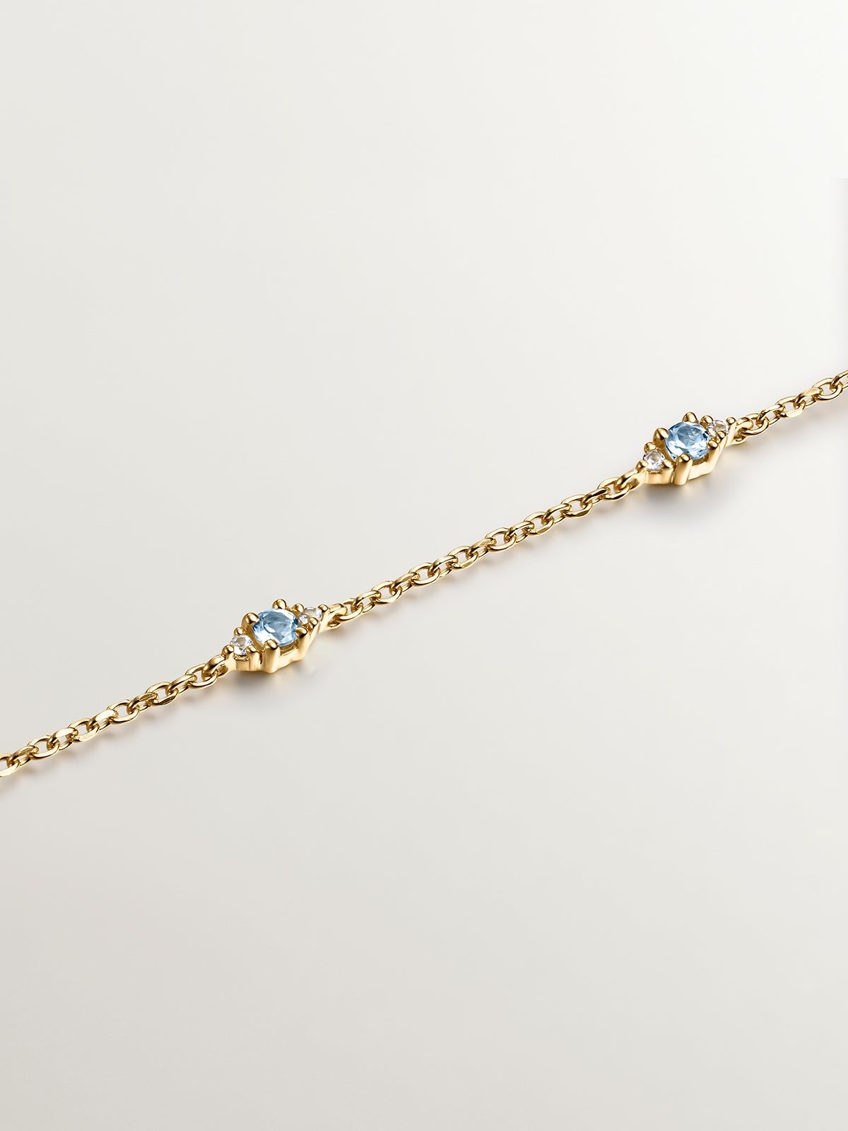 Pulsera de plata 925 bañada en oro amarillo de 18K con topacios azul swiss y blanco