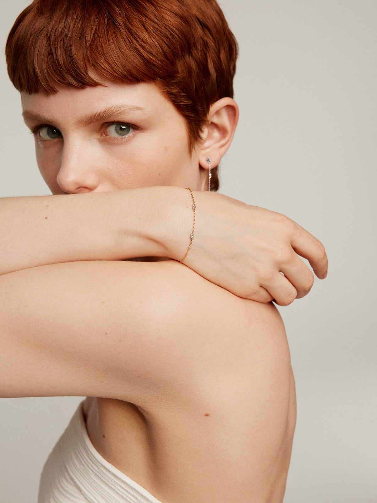 Pulsera de plata 925 bañada en oro amarillo de 18K con topacios azul swiss y blanco