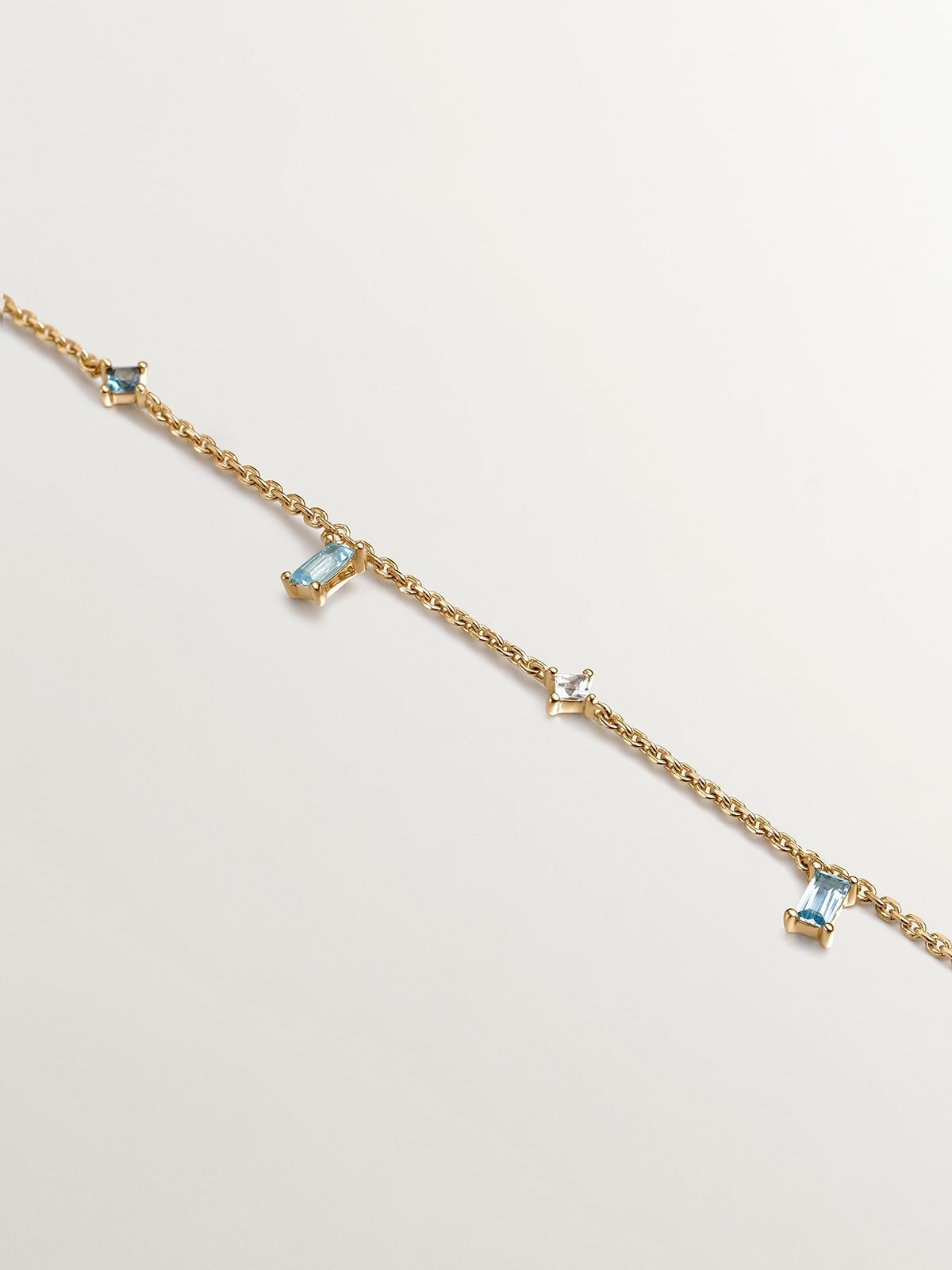 Collar de plata 925 bañada en oro amarillo de 18K con topacios azul london, azul swiss y blancos