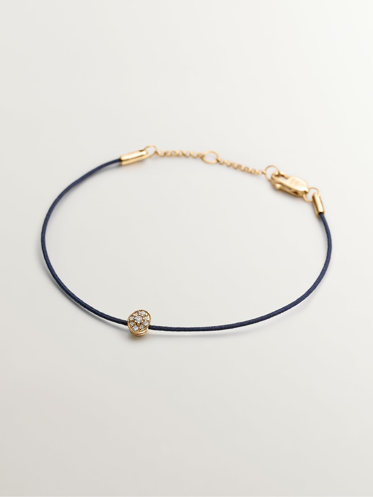 Pulsera de hilo y oro amarillo de 18K con diamantes