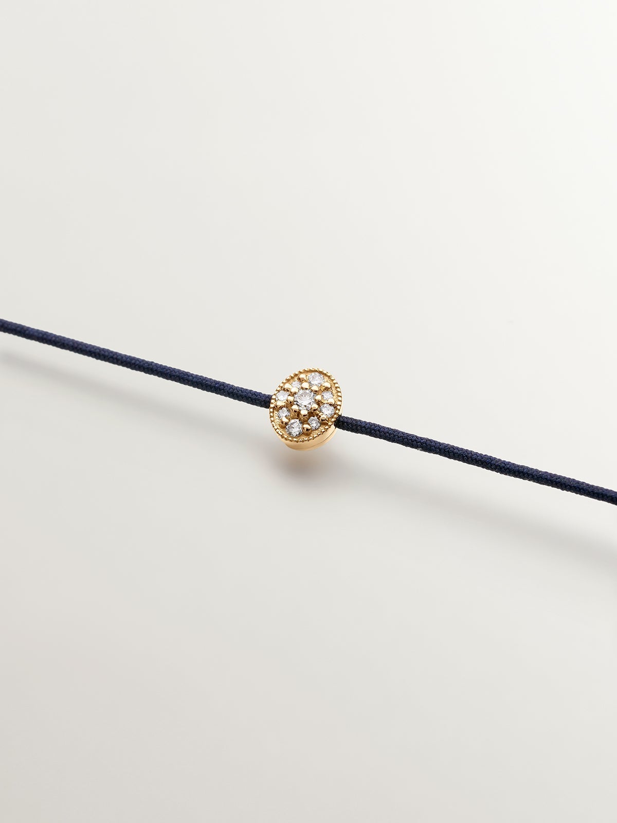 Pulsera de hilo y oro amarillo de 18K con diamantes