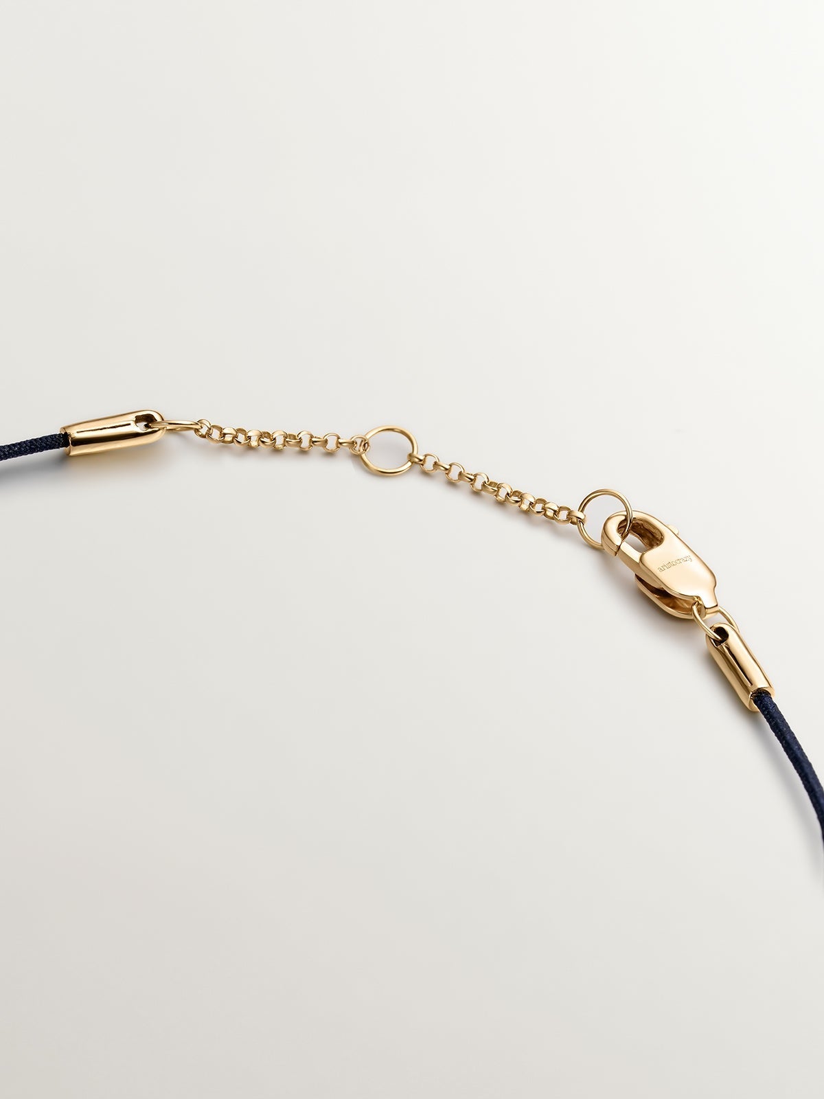 Pulsera de hilo y oro amarillo de 18K con diamantes