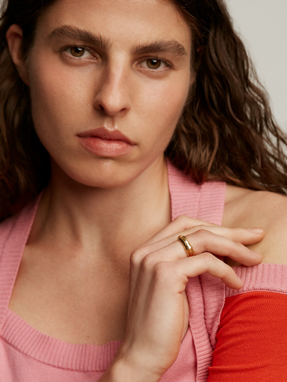 Anillo de plata 925 bañada en oro amarillo de 18K con textura de bambú