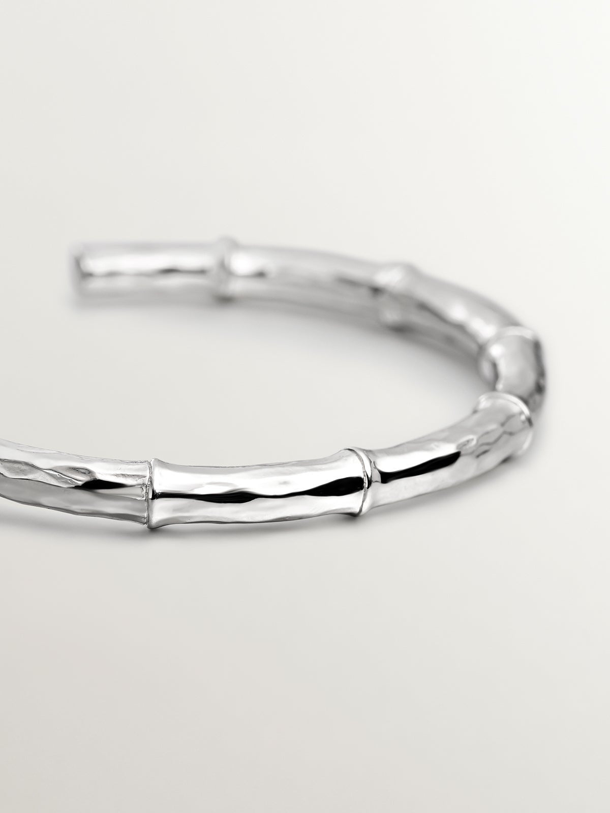 Pulsera tipo brazalete de plata 925 con textura de bambú