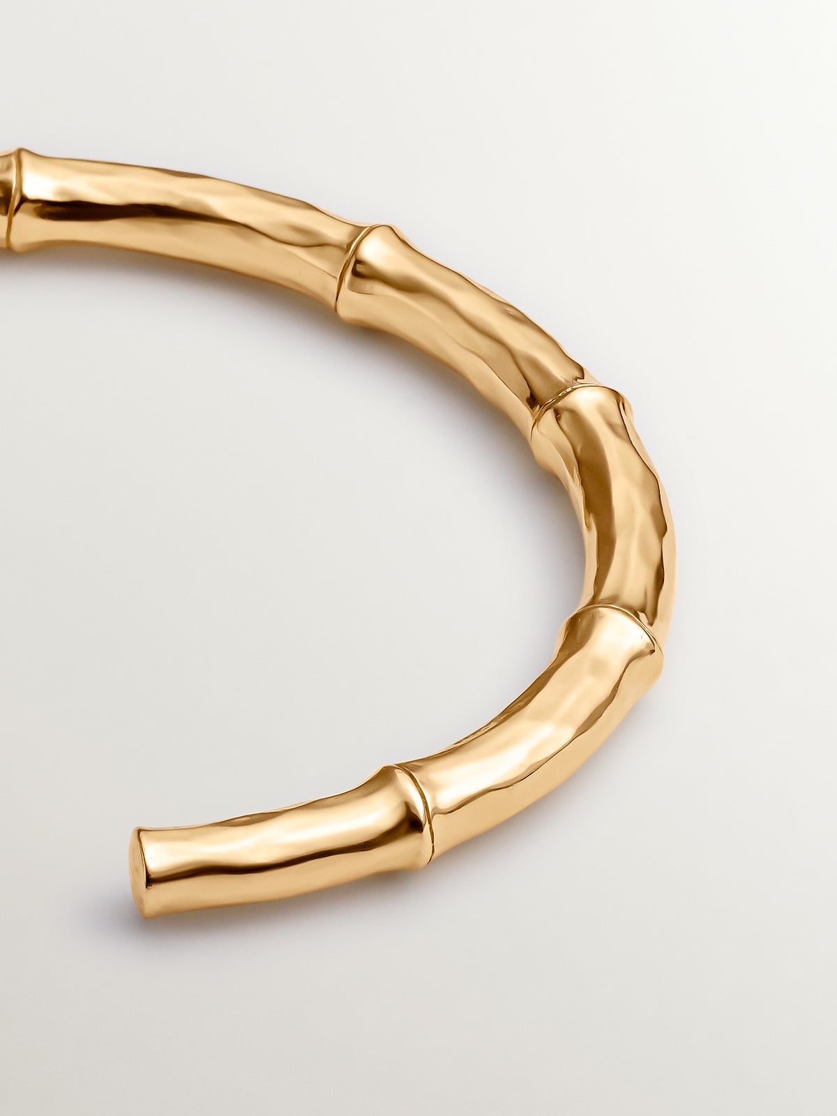 Pulsera tipo brazalete de plata 925 bañada en oro amarillo de 18K con textura de bambú