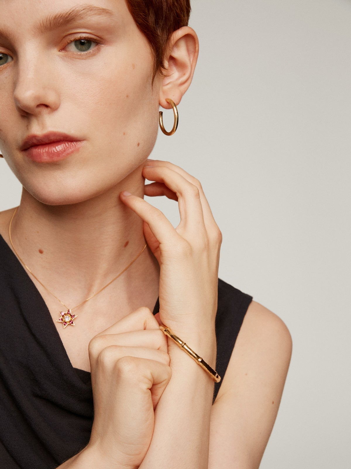 Pulsera tipo brazalete de plata 925 bañada en oro amarillo de 18K con textura de bambú