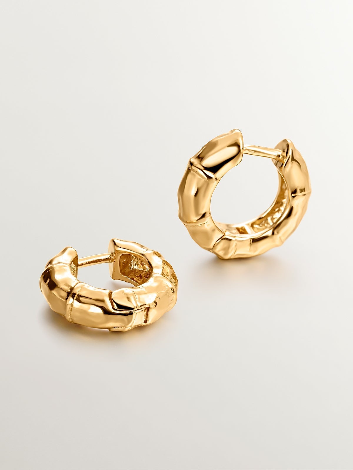 Pendientes pequeños de aro de plata 925 bañada en oro amarillo de 18K con textura de bambú