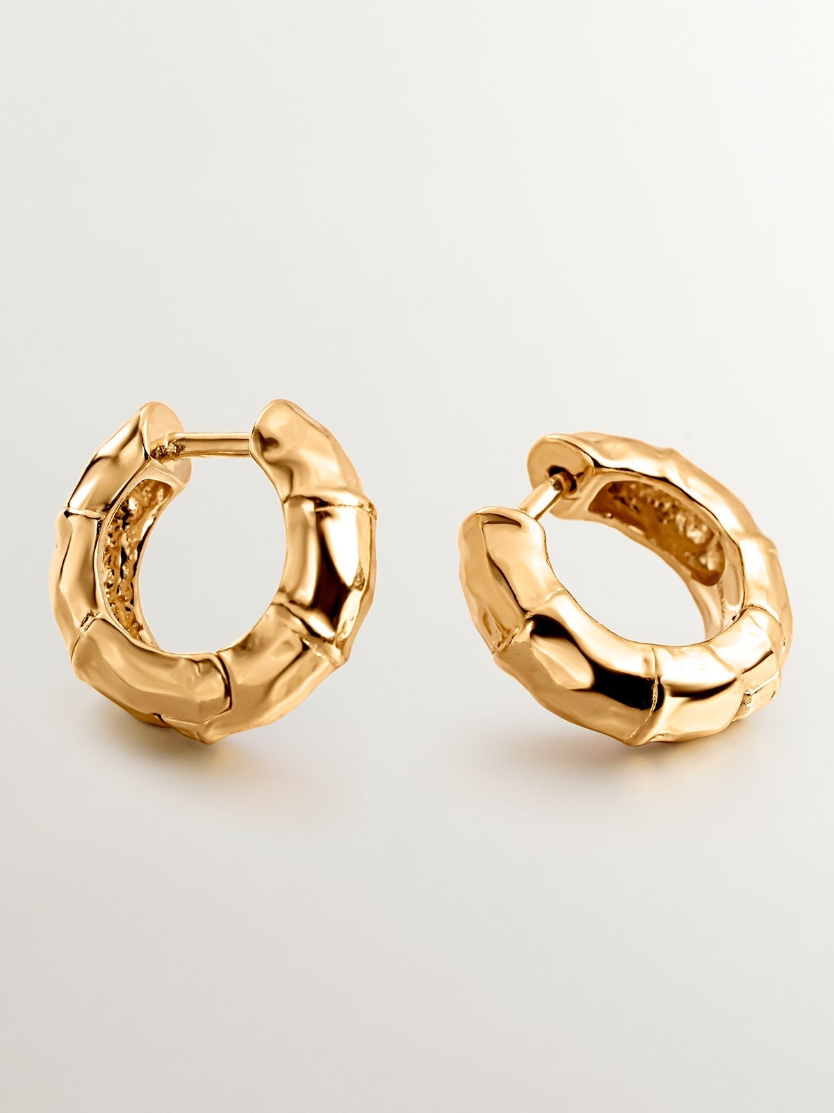 Pendientes pequeños de aro de plata 925 bañada en oro amarillo de 18K con textura de bambú
