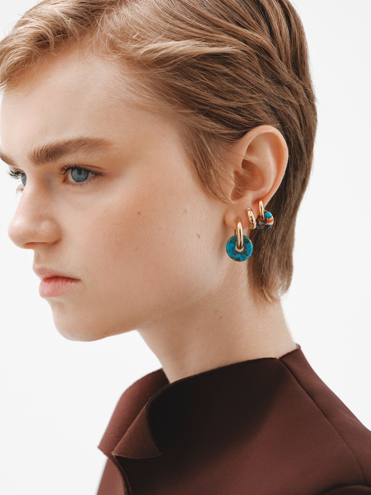 Pendientes pequeños de aro de plata 925 bañada en oro amarillo de 18K con textura de bambú