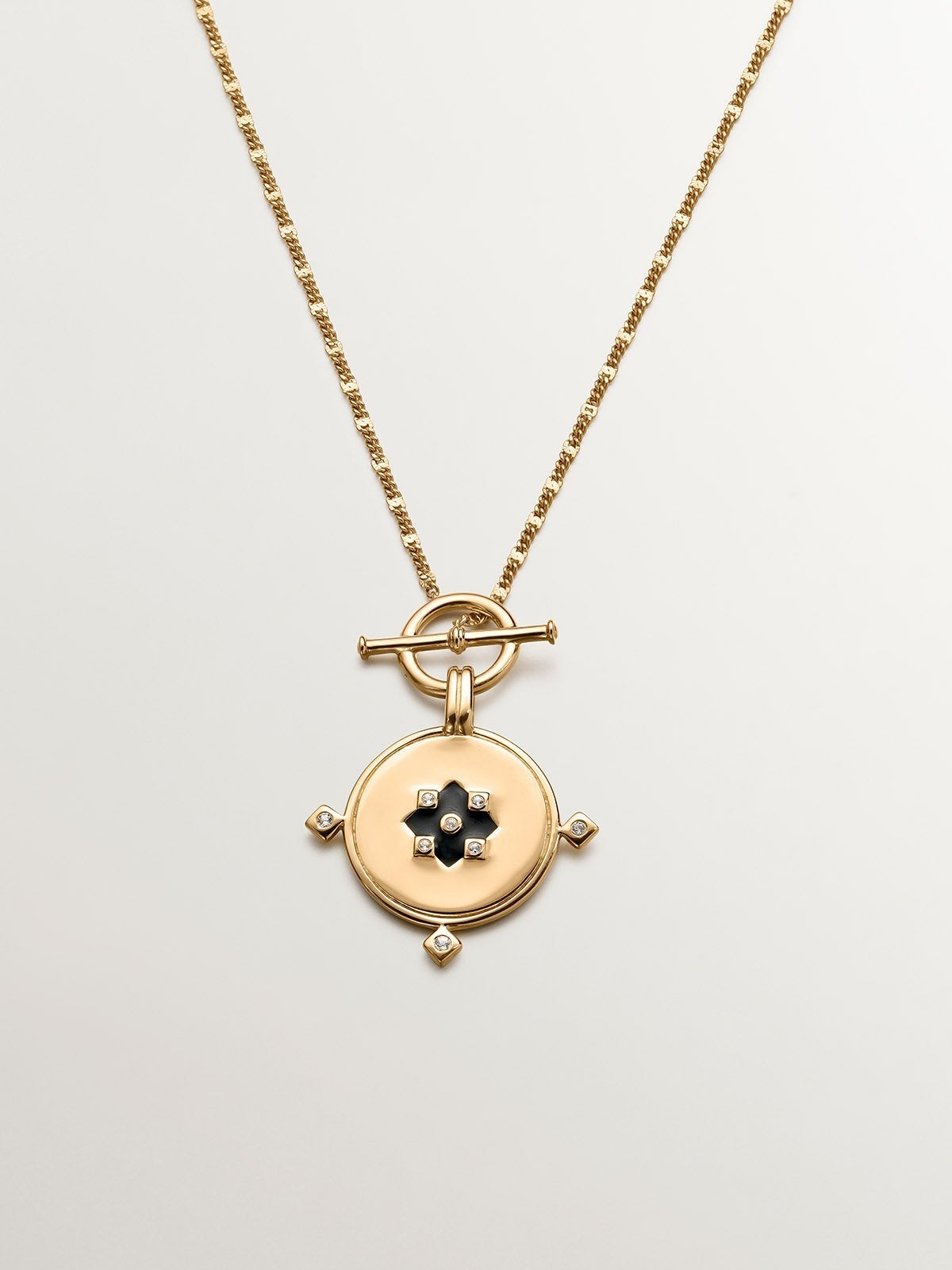Colgante de plata 925 bañada en oro amarillo de 18K con medalla, topacios blancos y esmalte negro