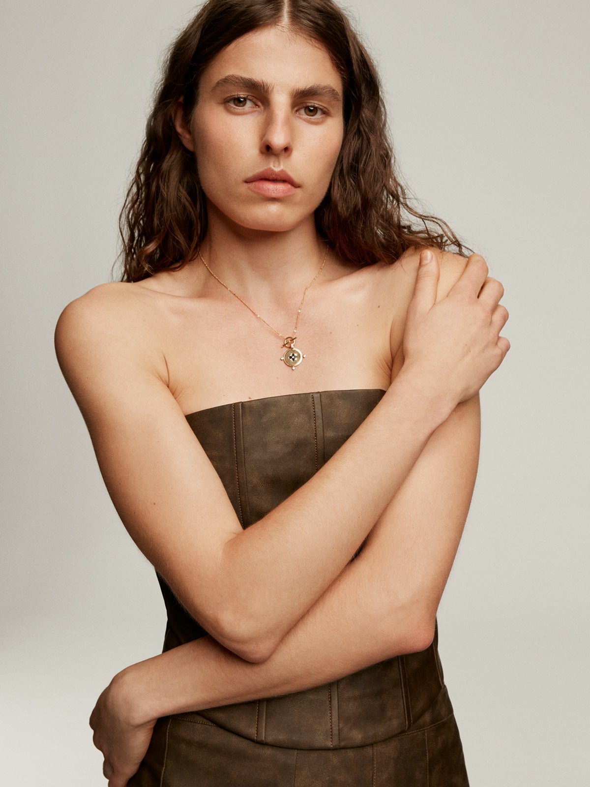 Colgante de plata 925 bañada en oro amarillo de 18K con medalla, topacios blancos y esmalte negro