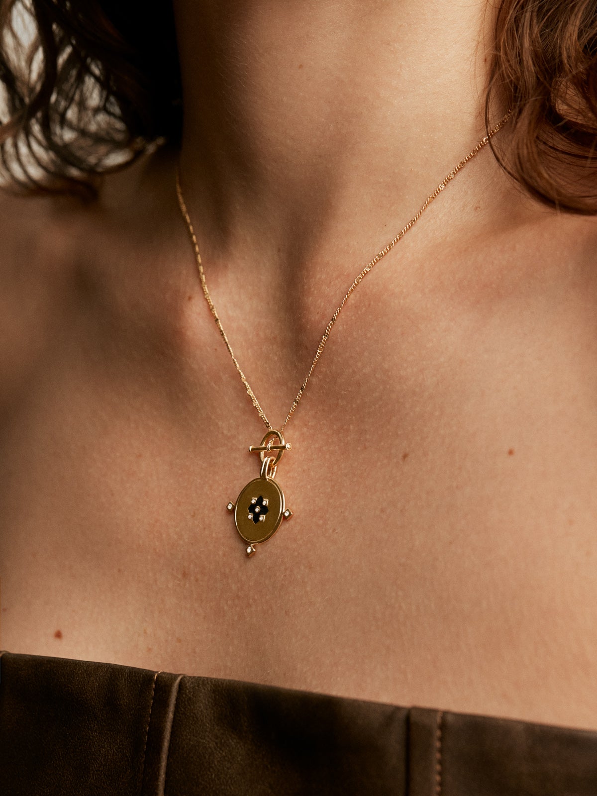 Colgante de plata 925 bañada en oro amarillo de 18K con medalla, topacios blancos y esmalte negro