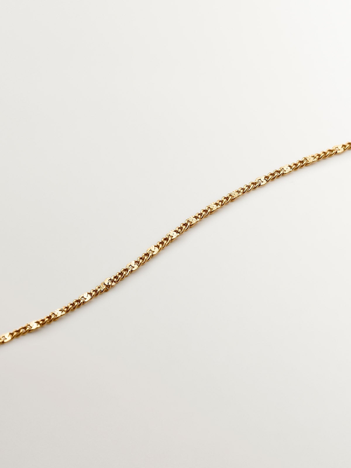 Colgante de plata 925 bañada en oro amarillo de 18K con medalla, topacios blancos y esmalte negro