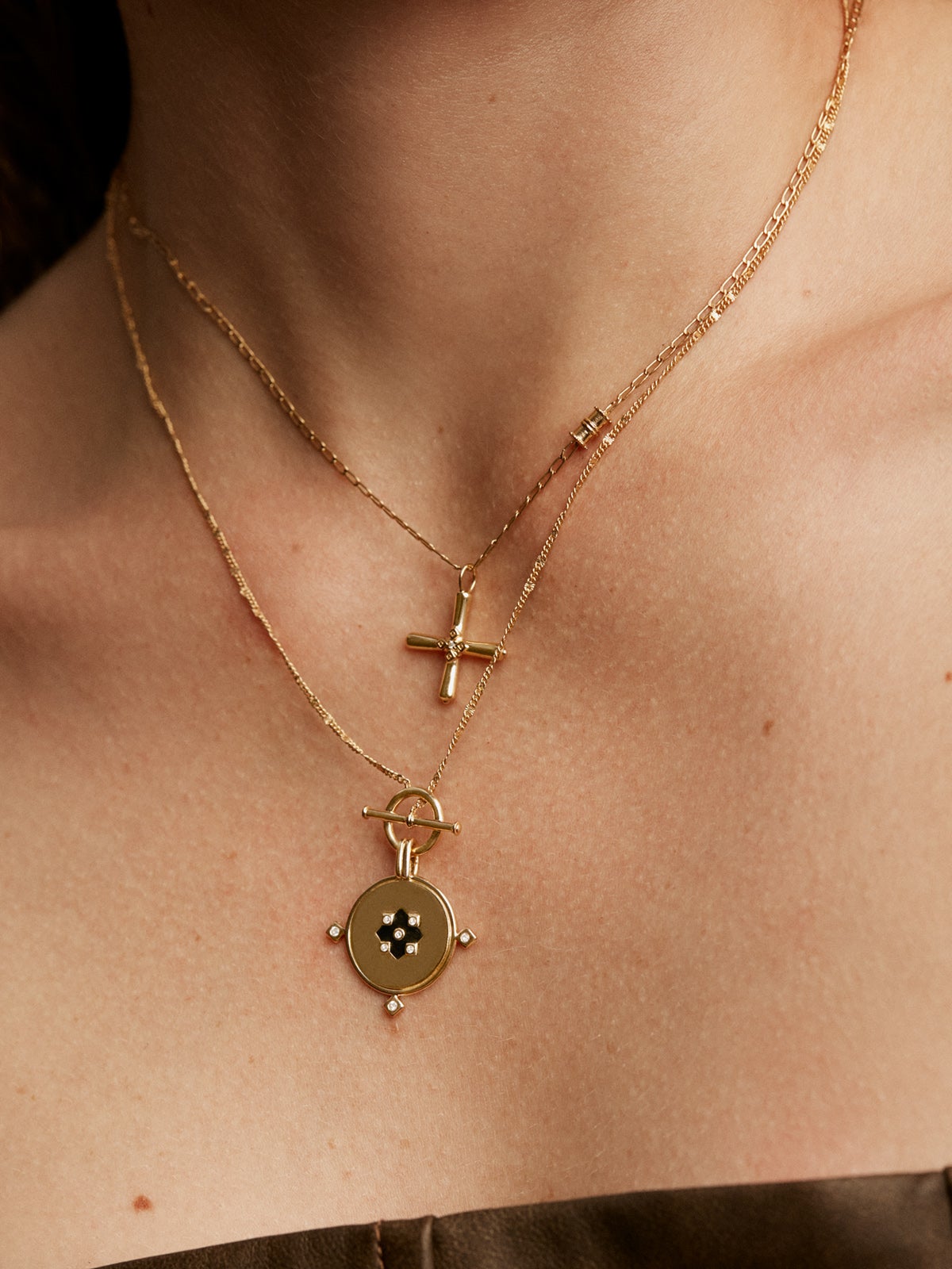 Colgante de plata 925 bañada en oro amarillo de 18K con medalla, topacios blancos y esmalte negro