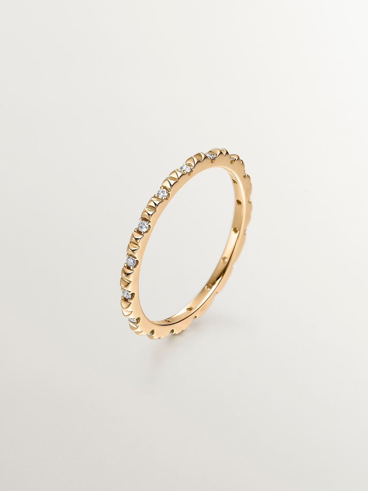 Anillo de oro amarillo de 18K con diamantes blancos