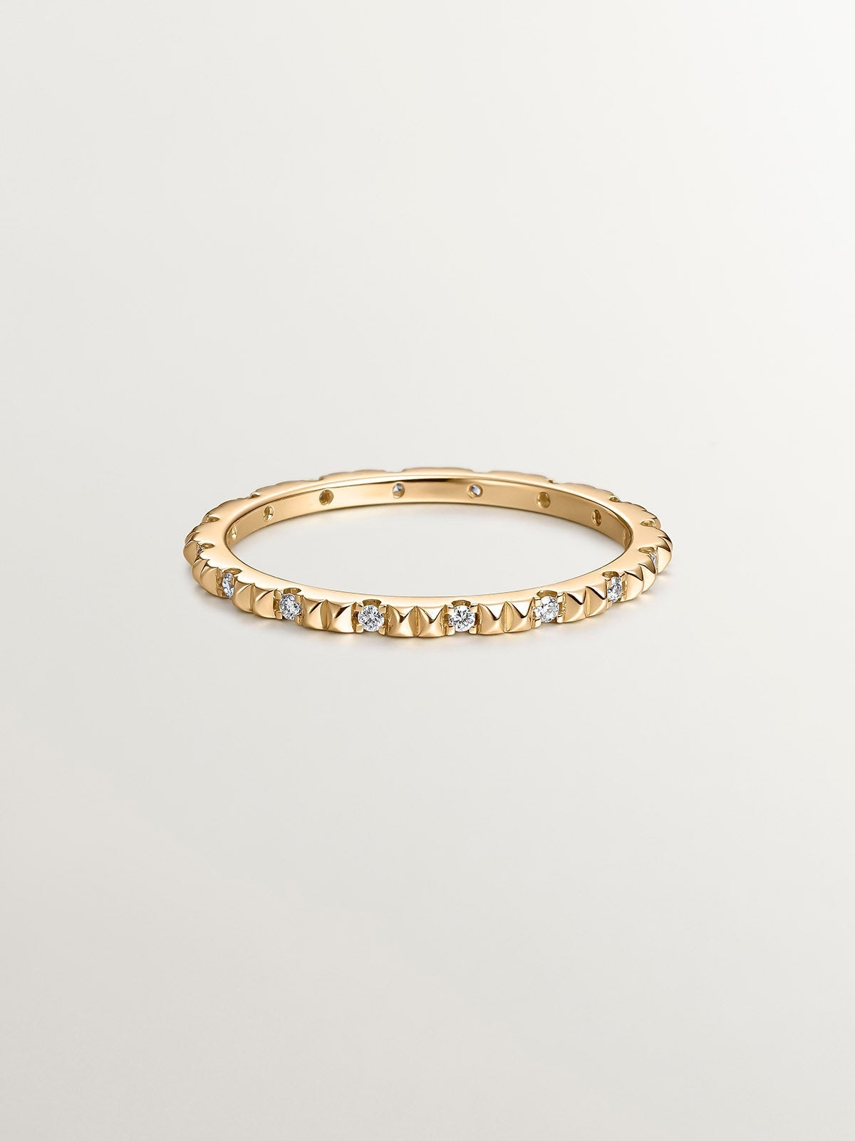 Anillo de oro amarillo de 18K con diamantes blancos