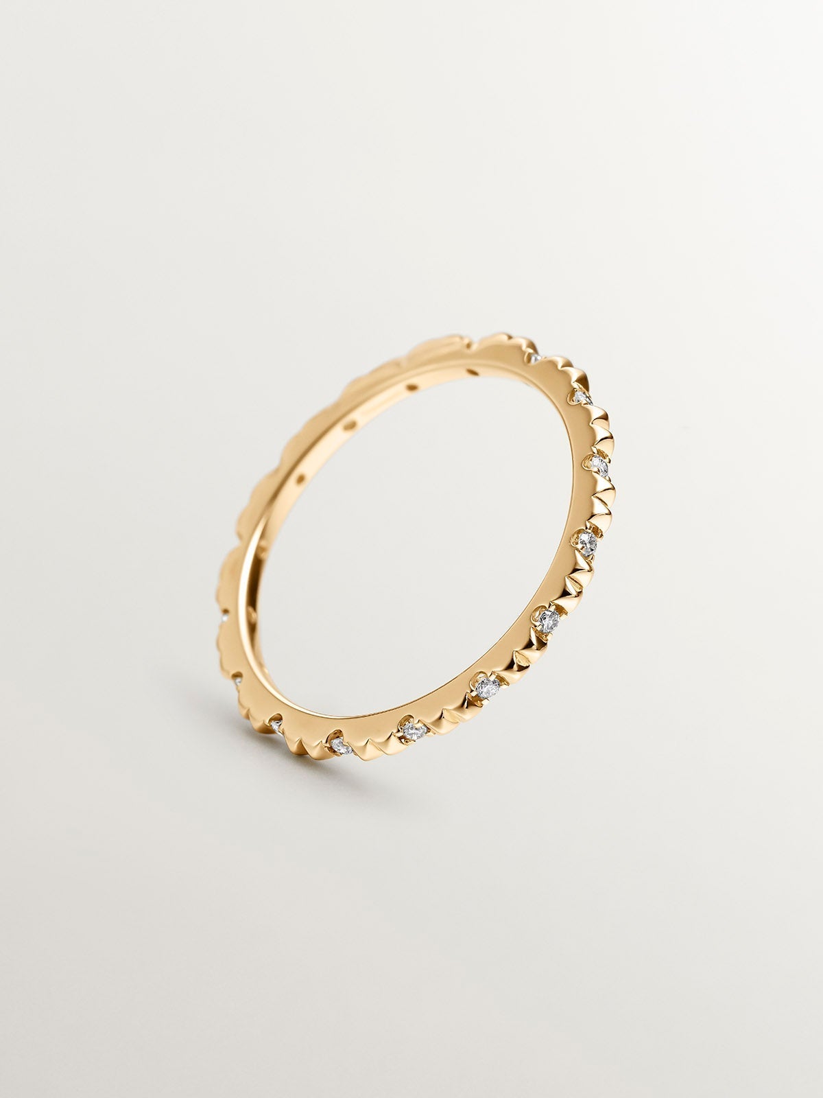 Anillo de oro amarillo de 18K con diamantes blancos