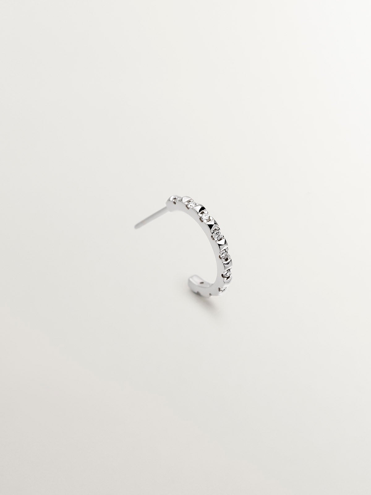 Pendiente de aro individual de oro blanco de 18K con diamantes