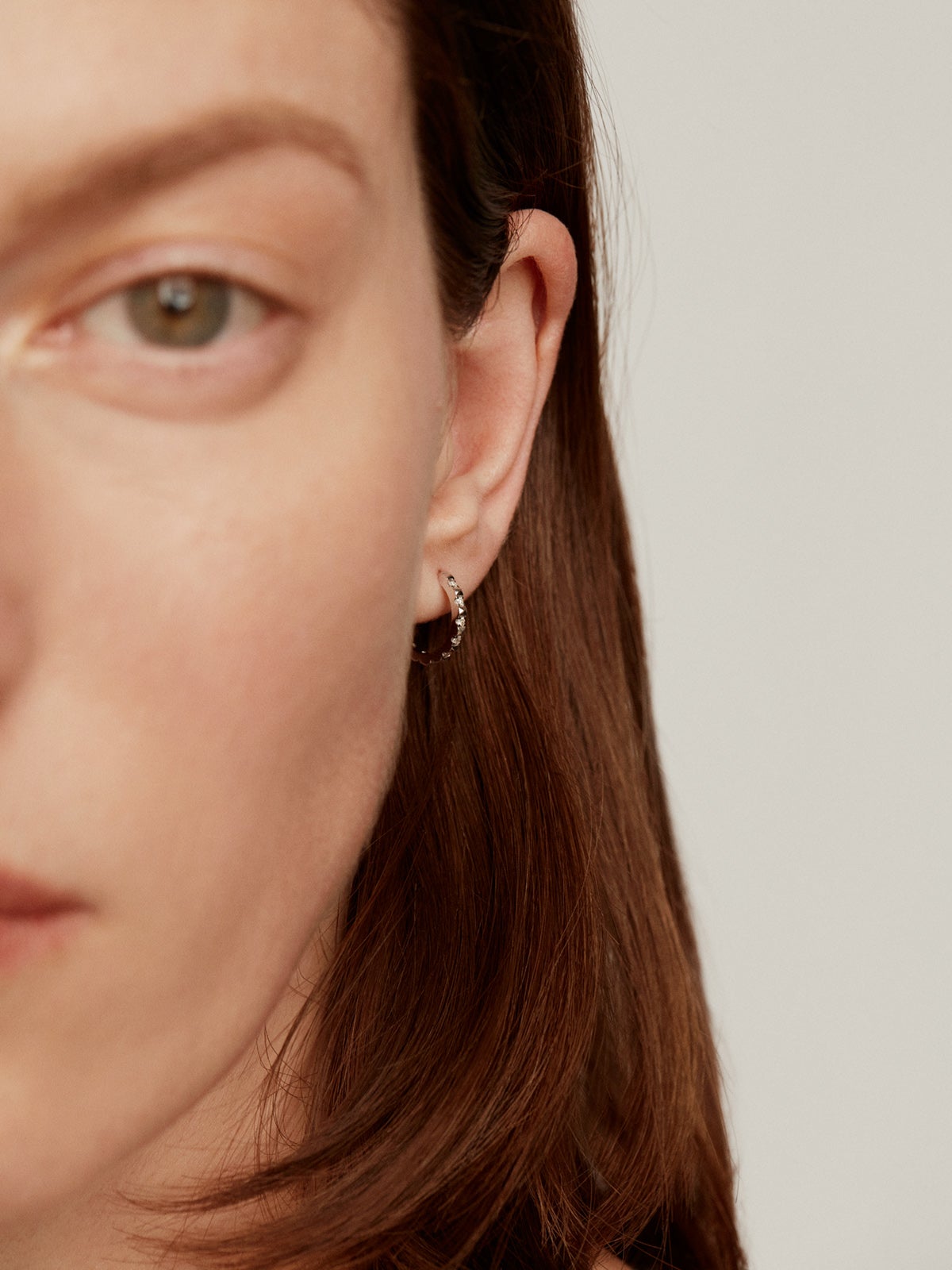 Pendiente de aro individual de oro blanco de 18K con diamantes