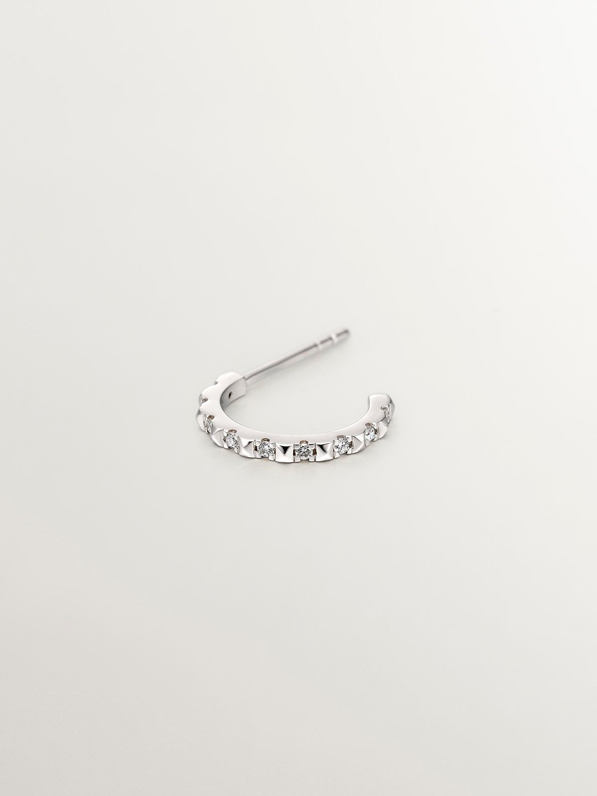 Pendiente de aro individual de oro blanco de 18K con diamantes