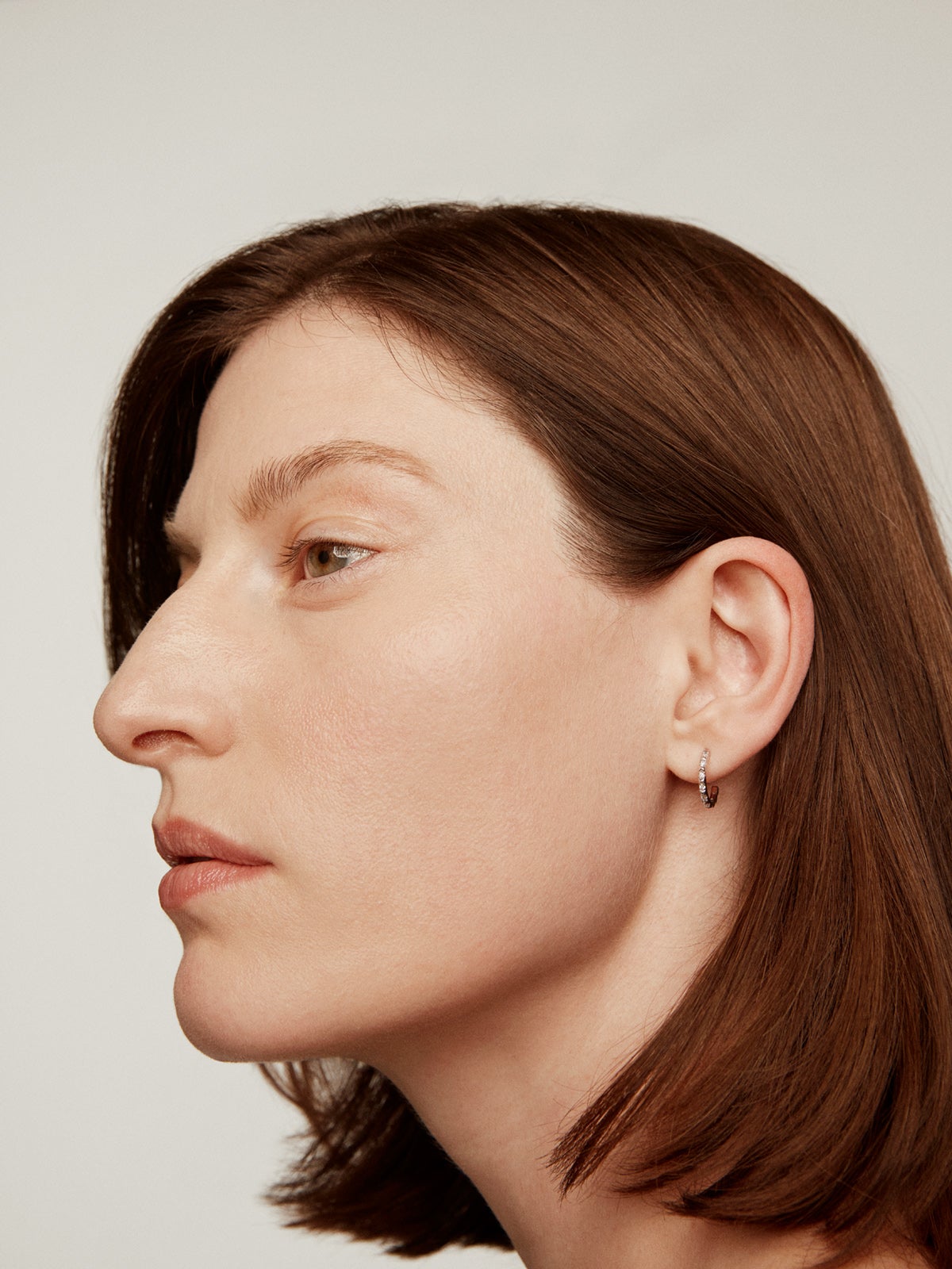 Pendiente de aro individual de oro blanco de 18K con diamantes