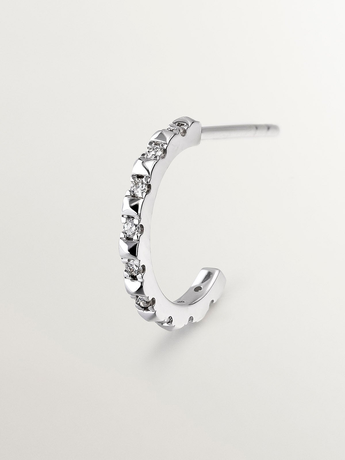 Pendiente de aro individual de oro blanco de 18K con diamantes