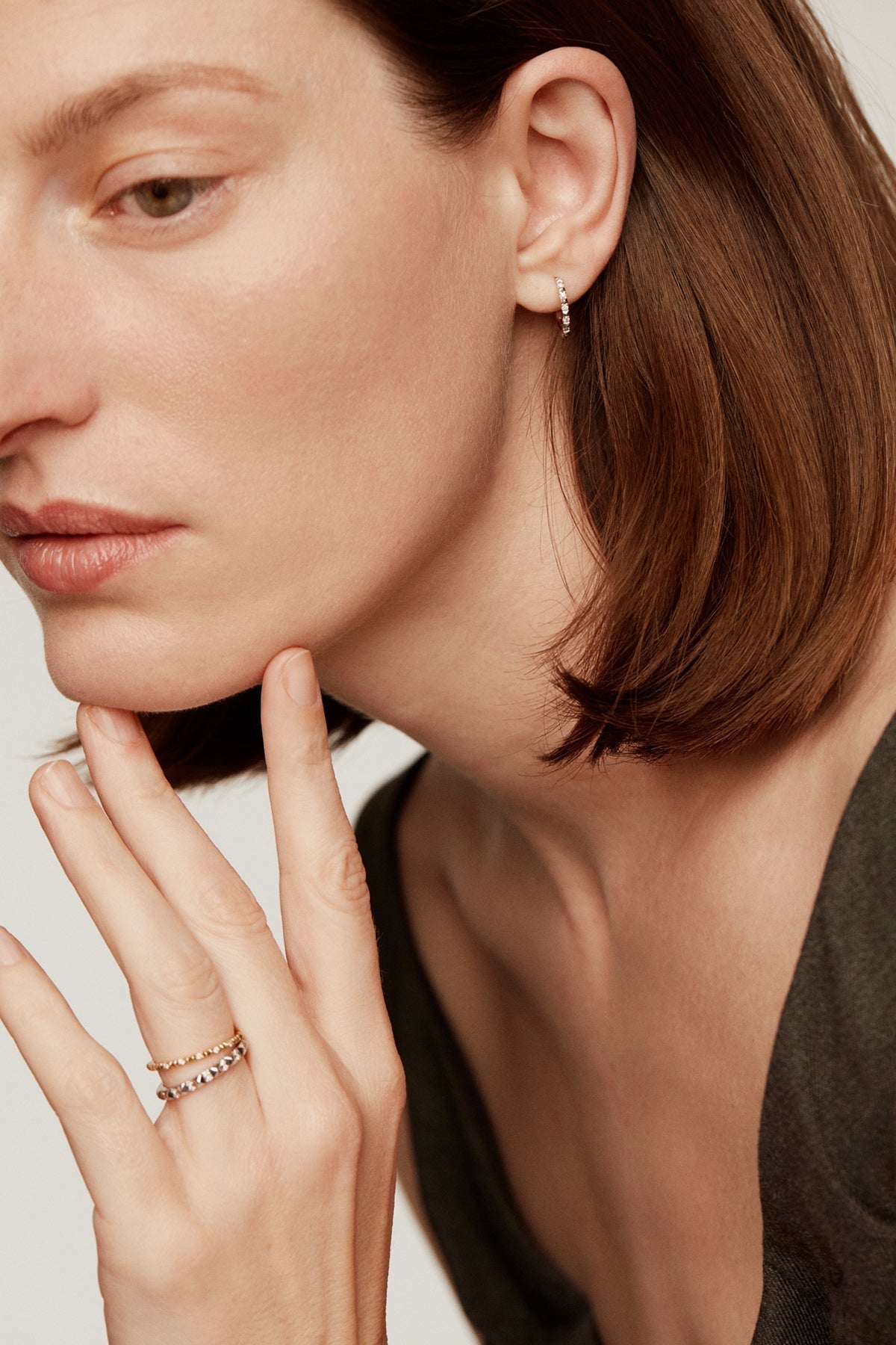 Pendiente de aro individual de oro blanco de 18K con diamantes