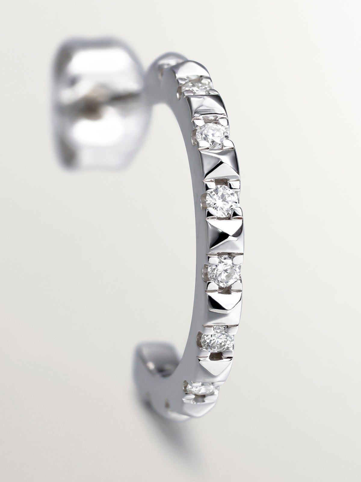 Pendiente de aro individual de oro blanco de 18K con diamantes