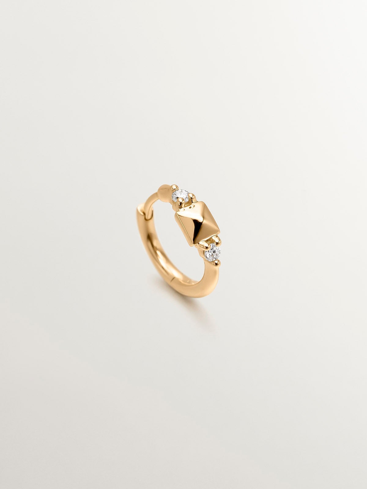 Pendiente de aro individual de oro amarillo de 18K con tachuela y diamantes