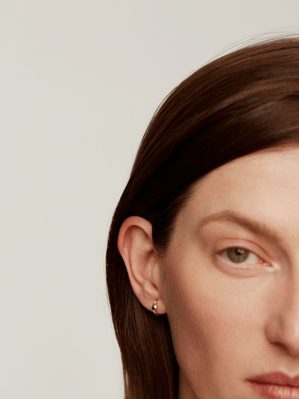 Pendiente de aro individual de oro amarillo de 18K con tachuela y diamantes