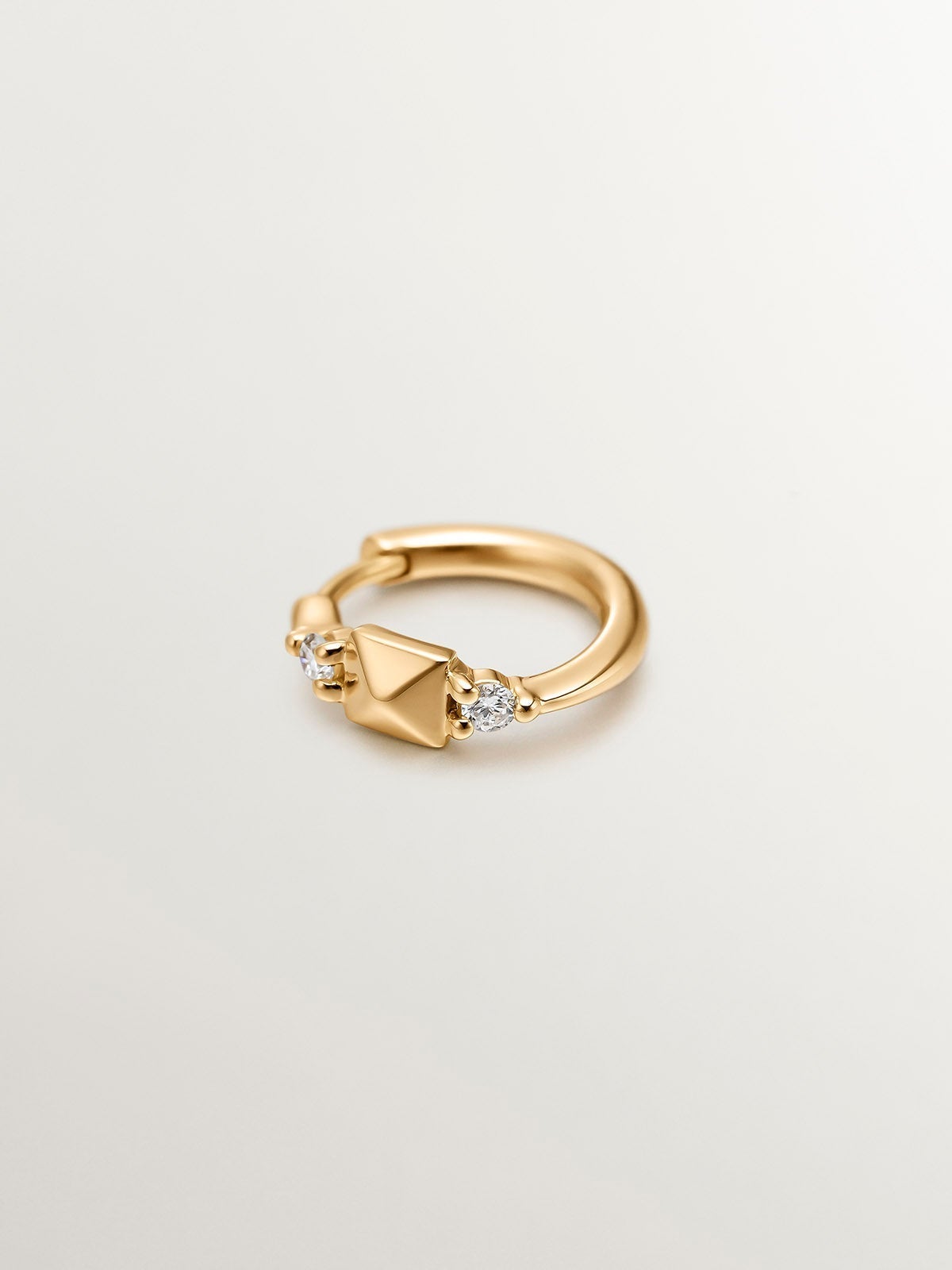 Pendiente de aro individual de oro amarillo de 18K con tachuela y diamantes