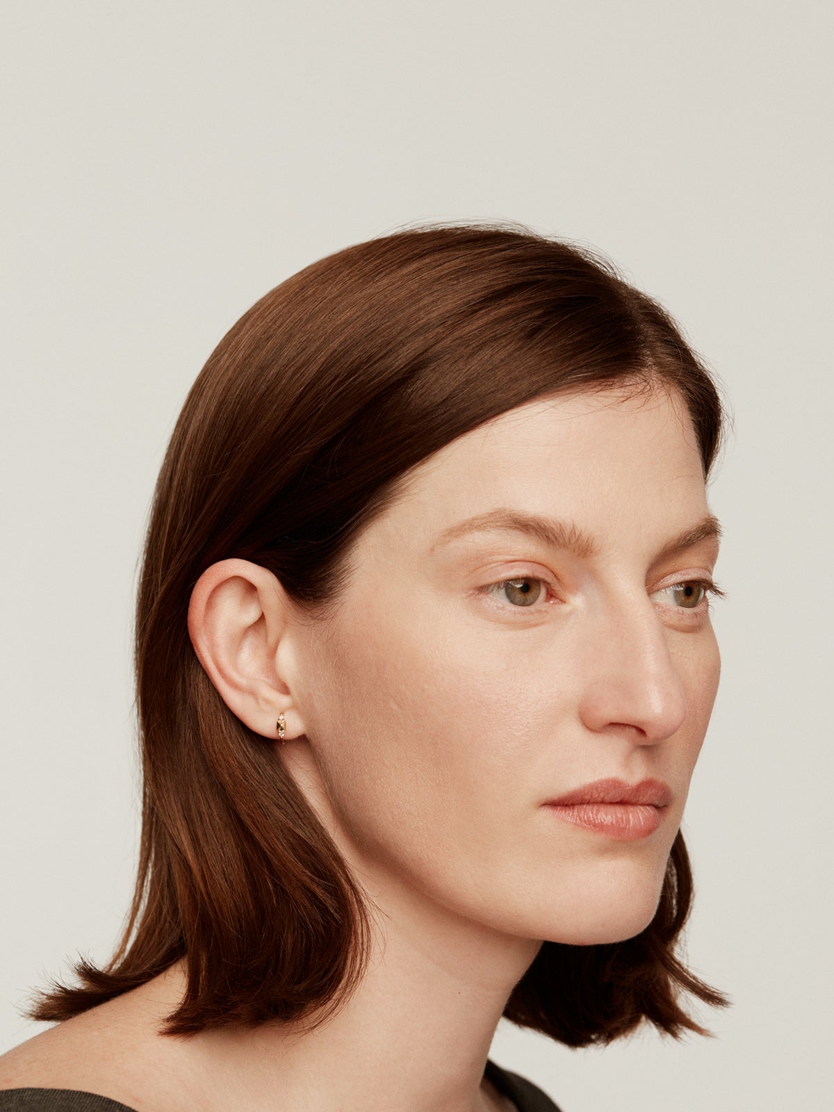 Pendiente de aro individual de oro amarillo de 18K con tachuela y diamantes