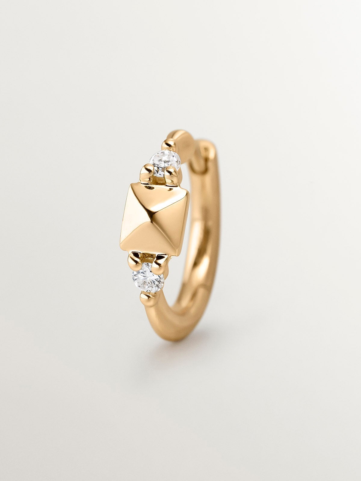 Pendiente de aro individual de oro amarillo de 18K con tachuela y diamantes