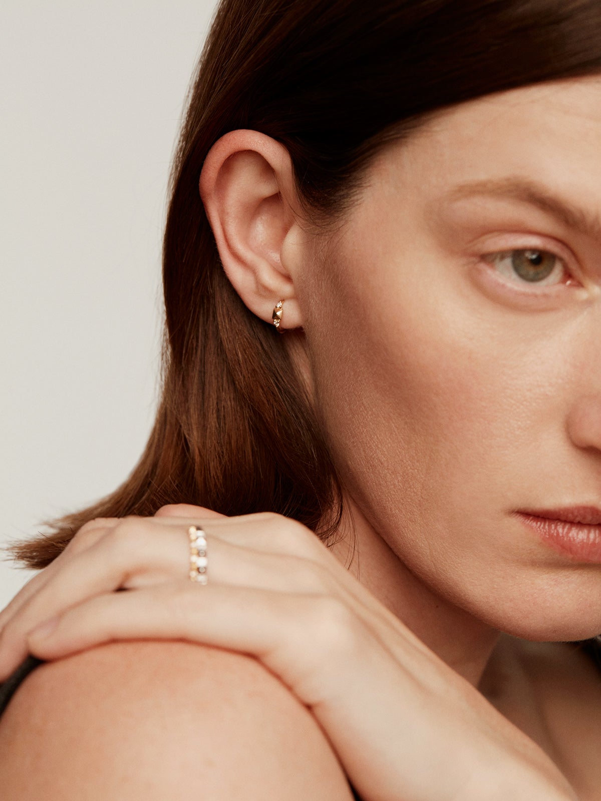 Pendiente de aro individual de oro amarillo de 18K con tachuela y diamantes