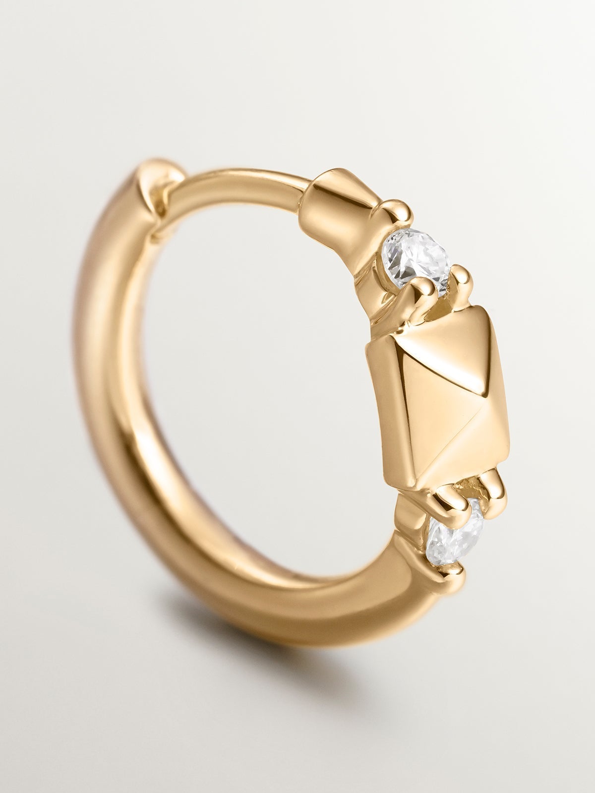 Pendiente de aro individual de oro amarillo de 18K con tachuela y diamantes