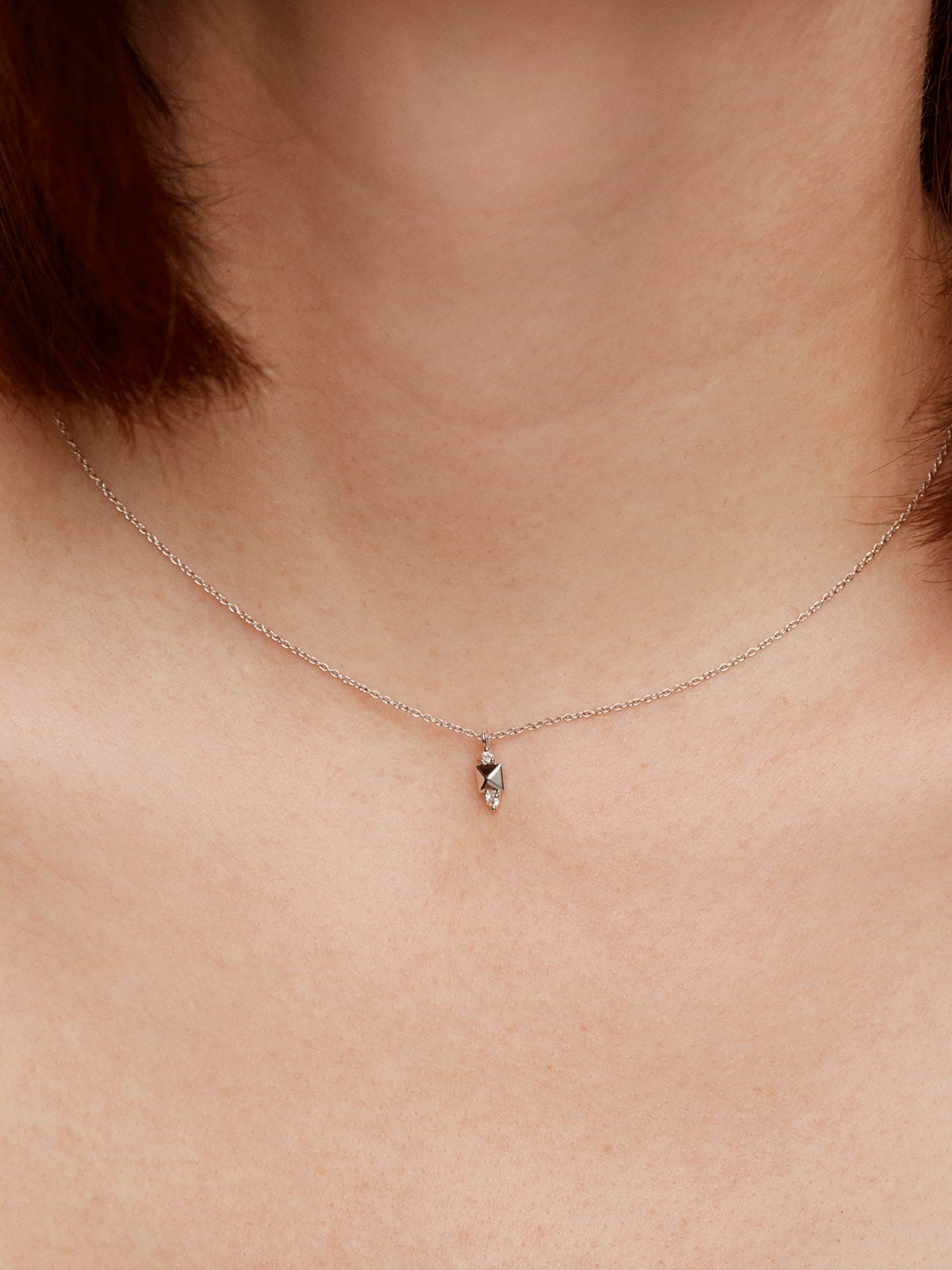 Colgante de oro blanco de 18K con tachuela y diamante